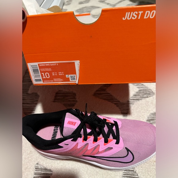 Size 10 NWT Nike shoes - Picture 2 of 2